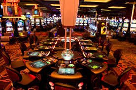 Pemain menikmati taruhan online dan slot di sigma168
